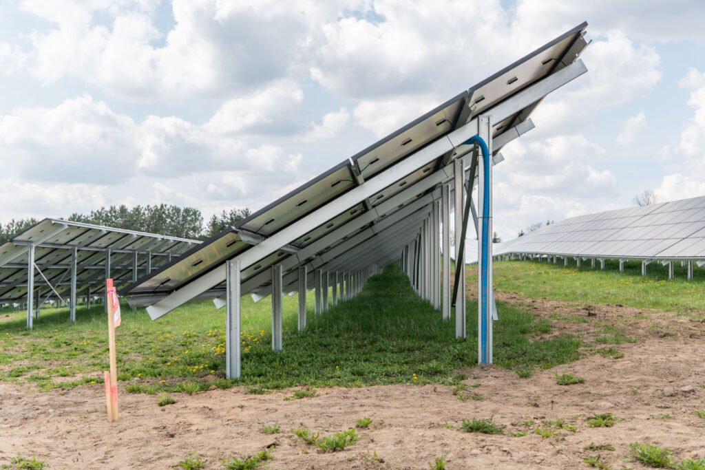 Ost-West-Photovoltaikpark auf Reca RS-2 Montagegestelle