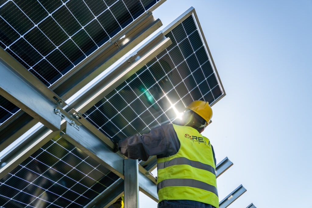 Reca Solar-Mitarbeiter montiert Module auf Solarpark.