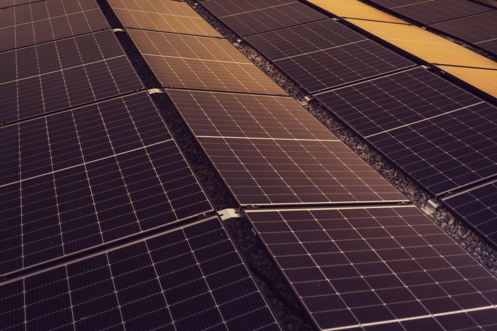 Eine Ost-West-Photovoltaikanlage kann sich lohnen. Erfahren Sie, warum eine nach Süden ausgerichtete Anlage nicht immer die beste Lösung ist