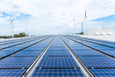 Photovoltaik-Paneele auf dem Industriedach.